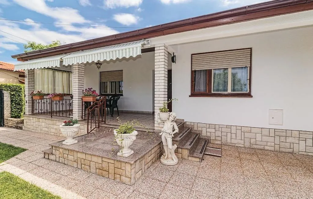 Vacation Apartment With Pool Loborika