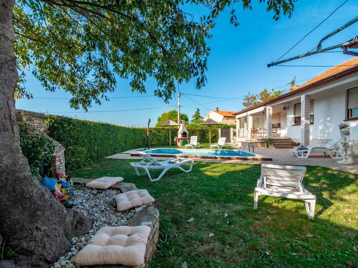 Vacation Apartment With Pool Loborika