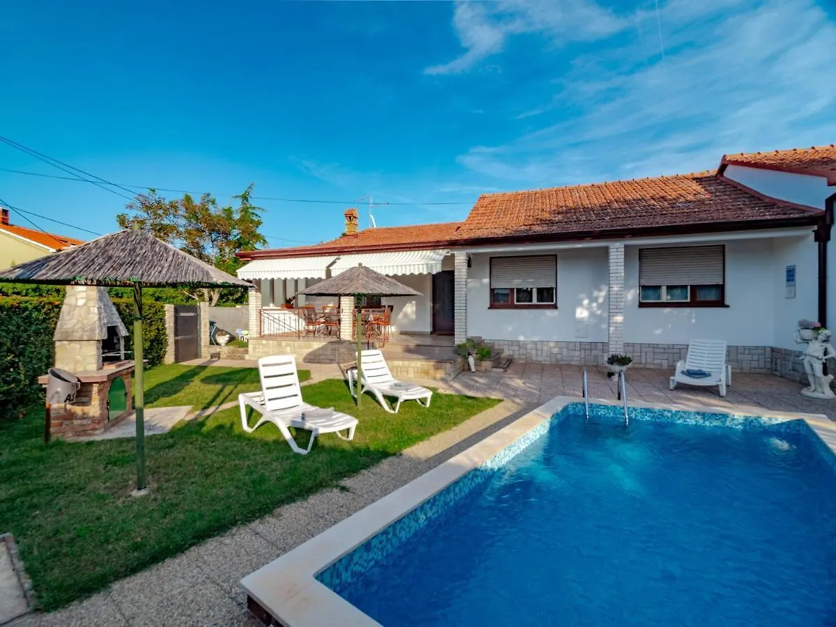 Vacation Apartment With Pool Loborika